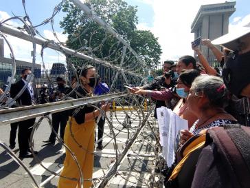 Parlament hinter Barrikaden und Stacheldraht: Mitglieder von Movir übergeben ihre Petition an eine Abgeordnete