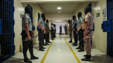 "Es ist uns gelungen, die Gefängnisse zu kontrollieren", twittert die Regierung zu Bildern von einer Razzia