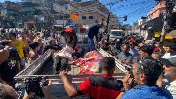 Anwohner:innen bringen die Verletzten in ein nahegelegenes Krankenhaus