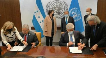 Unterzeichnung der Absichtserklärung im UN-Hauptsitz in New York. Im Hintergrund Präsidentin Xiomara Castro und UN-Generalsekretär Antonio Guterres