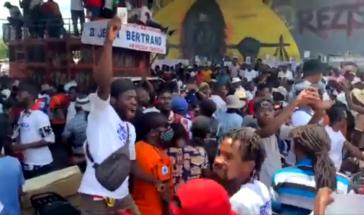 Protestierende setzen Hoffnungen in den früheren Präsidenten Jean Bertrand Aristide