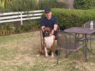 JOH mit Hund im Hof seines Hauses in der honduranischen Hauptstadt