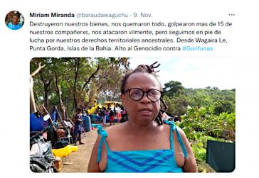 Die Ofraneh-Generalkoordinatorin Miriam Miranda,ruft vor der zerstörten Ansiedlung Wagaira Le zur Unterstützung der Gemeinschaft auf