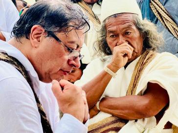 Gustavo Petro bei der Vereidigung vor der indigenen Gemeinschaft Arhuaca am 5. August