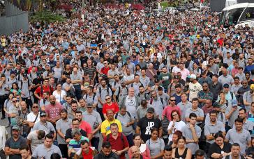 Tausende Metallarbeiter:innen protestierten gegen Entlassungen im Werk von Mercedes Benz bei São Paulo
