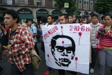 Marsch im Jahr 2014 zum Gedenken an das Massaker von Tlatelolco. Der Hauptverantwortliche starb jetzt ungestraft. Auf dem Transparent sein Konterfei