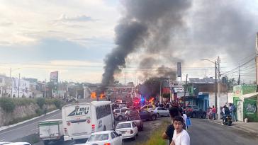 Rauchwolken über der Stadt: Geschäfte und Autos brannten am 11. August in Ixtlahuacan im Bundesstaat Jalisco