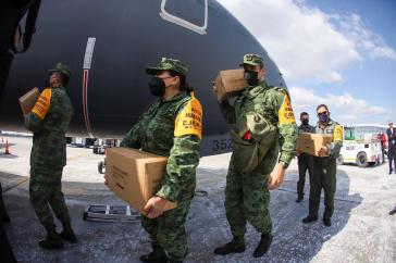 Mexikos Luftwaffe liefert Hilfsgüter für Flüchtlinge aus der Ukraine nach Rumänien. Mit dem Flugzeug werden später mexikanische Staatsbürger ausgeflogen
