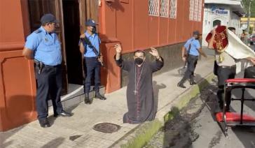Immer "live" auf facebook und in den internationalen Medien zu sehen: Bischof Álvarez