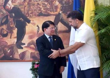 Nicaraguas Außenminister Denis Moncada und der kolumbianische Botschafter León Freddy Muñoz Lopera: Freundliche Diplomatie mit Kolumbien, Konflikte mit der EU