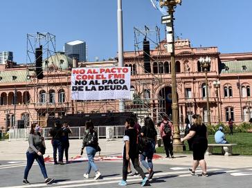 Transparent vor dem Präsidentenpalast: "Nein zum Pakt mit dem IWF. Nein zur Rückzahlung der Schulden"