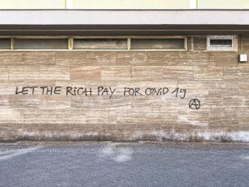 Graffito in Berlin, Mai 2020: "Die Reichen sollen für Covid 19 bezahlen"