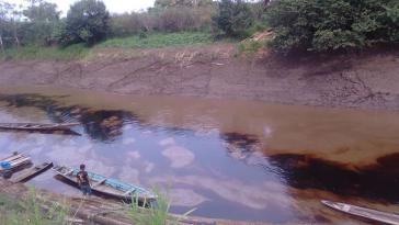 Erdöl im Fluss: Immer wieder verschmutzen Lecks in Erdölpipelines im Nordosten Perus die Natur