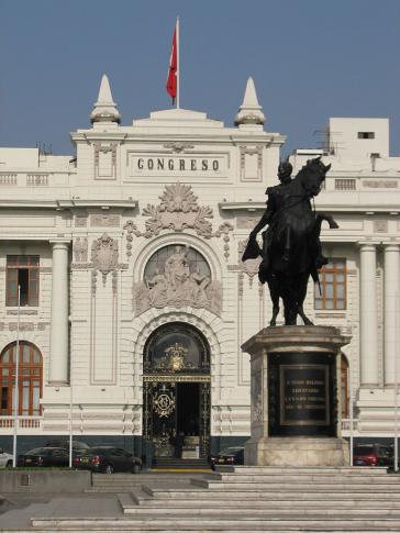 Der Kongress in Perus Hauptstadt Lima, davor eine Statue von Simón Bolívar