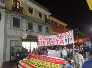 Proteste in Ayacucho: "Schließt den putschistischen Kongress!" und "Pedro unser Freund, Ayacucho steht auf deiner Seite"