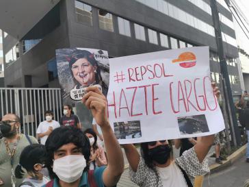 "Repsol, übernimm Verantwortung!" Proteste vor Konzern-Zentrale in Lima