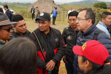 Innenminister Prada (rechts) mit Indigenen und Menschenrechtsaktivist:innen in Caldono, Cauca