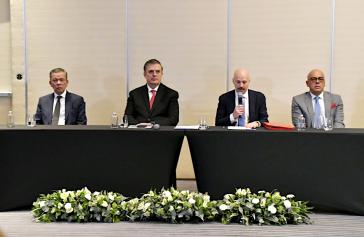 V.l.n.r.: Gerardo Blyde, Mexikos Außenminister Marcelo Ebrard, Norwegens Gesandter Dan Nylander, Jorge Rordríguez am 26. November 2022 in Mexiko-Stadt