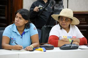 Zwei Kommunardinnen aus Caracas, links Anacaona Marín von El Panal