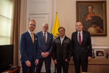 Von links nach rechts: Wikileaks-Botschafter Farrell, Chefredakteur Hrafnsson, Präsident Petro, Außenminister Álvaro Leyva