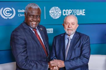 Brasiliens Staatspräsident Luiz Inácio Lula da Silva und Moussa Faki, Präsident der Afrikanischen Union, während der COP28