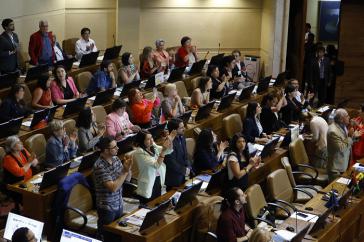 Mit 109 Ja-Stimmen, 37 Nein-Stimmen und zwei Enthaltungen nahmen die Abgeordneten die Reform an