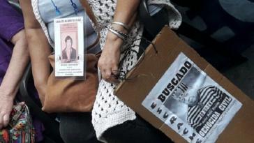 Mutter von Carlos Alberto Díaz, Verschwundener aus Jujuy, bei einer Protestaktion. "Gesucht: Völkermörder in Zivil - Carlos Pedro Blaquier"