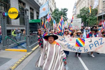Vertreter:innen mehrerer indigener Gemeinden aus Jujuy tragen ihren Protest bis in die Hauptstadt Buenos Aires