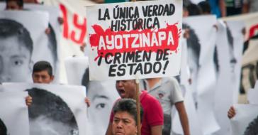 "Ayotzinapa: Staatsverbrechen" steht auf diesem Plakat auf einer Demonstration