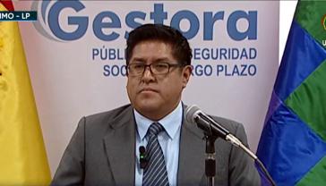 Der Leiter der Gestora Pública, Jaime Durán, stellt sich auf einer Pressekonferenz Fragen zum neuen Rentensystem