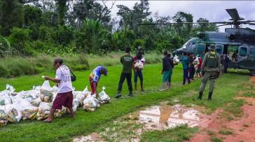 Mit Helikoptern werden Lebensmittel und Medikamente in die Gebiete der Yanomami gebracht