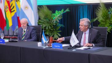 Argentiniens Präsident Fernández eröffnete das Gipfeltreffen, links neben ihm Lula da Silva