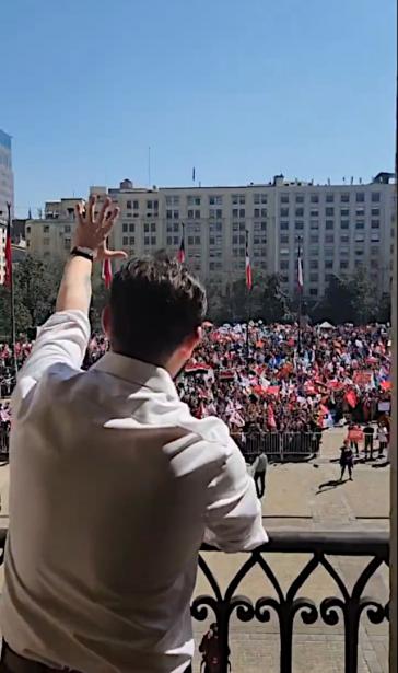 Boric winkte den Demonstranten vom Balkon des Präsidentenpalastes La Moneda