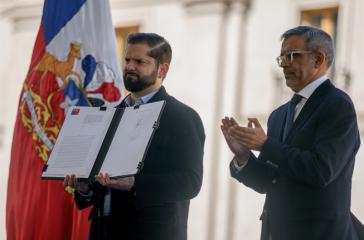 Boric und Cordero unterzeichneten das Dekret auf der Plaza de la Constitución