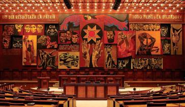Plenarsaal des Parlaments von Ecuador mit dem "Mural de la Patria" von Oswaldo Guayasamín