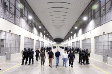 Bukele bei der Besichtigung des neuen Gefängnisses im Januar