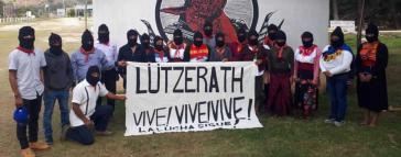 Zapatistas mit Transparent: "Lützerath lebt, lebt, lebt. Der Kampf geht weiter"