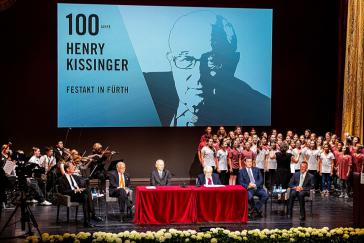 Kissinger kam zu den Feierlichkeiten anlässlich seines 100. Geburtstages im Stadttheater seiner Geburtsstadt Fürth (Juni 2023)
