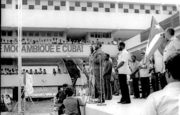 Fidel Castro weihte am 12. Oktober 1977 gemeinsam mit dem damaligen Präsidenten von Mozambique, Samora Moisés Machel, die erste "Escuela del Plan de Educación Internacionalista" ein