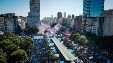 Massendemo in Buenos Aires: "Schluss mit dem Hunger, Schluss mit den Sparmaßnahmen"