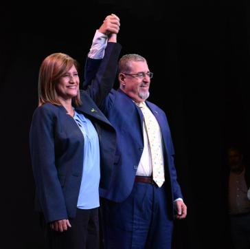 Arévalo und Herrera am Wahlabend. Nach Todesdrohungen erhalten sie mehr Schutz durch staatliche Sicherheitskräfte