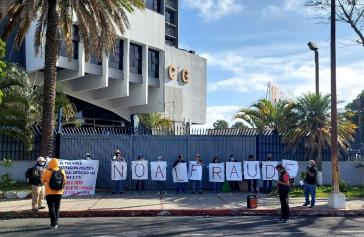 Protest vor der Handelskammer: "Nein zum Betrug"