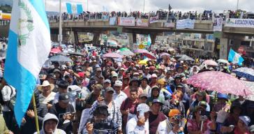 Landesweit protestierende tausende Menschen gegen den versuchten Wahlputsch