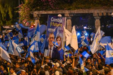 Zehntausende feiern den Wahlsieg der aus den großen Antikorruptionsprotesten hervorgegangenen Partei "Movimiento Semilla"