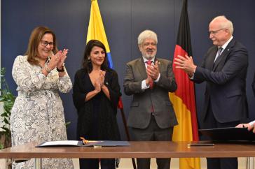 Vélez-Torres und Umaña (Bildmitte) nach Unterzeichnung des Abkommens mit der Fraunhofer-Gesellschaft