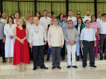 Die Delegierten beim Auftakt der Gespräche am 2. Mai. Vorn in der Mitte: Kubas Außenminister Bruno Rodríguez