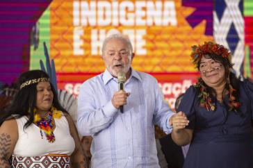 Indigenen-Ministerin Guajajara (li.), Präsident Lula und Funai-Präsidentin Joênia Wapichana bei der Abschlusszeremonie des Camps