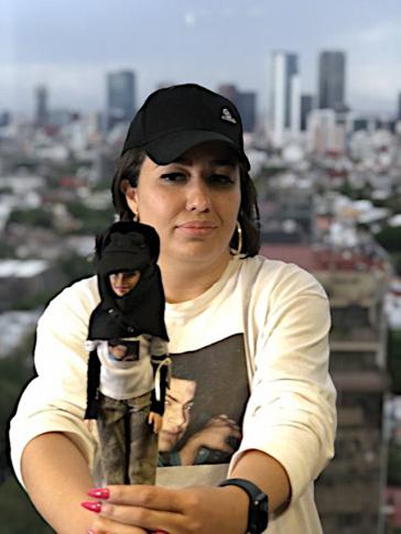 Delia Quiroa aus Mexiko mit "Barbie Buscadora"