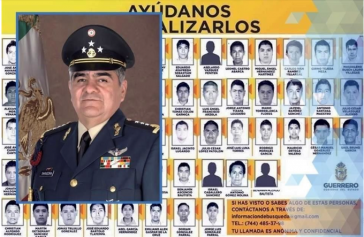 Oberst Rafael Hernández Nieto. Im Hintergrund die Bilder der 43 Lehramtsstudenten