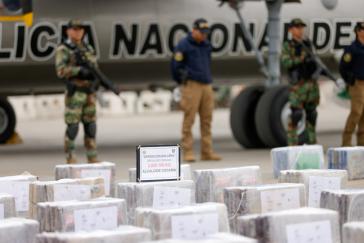 Perus Antidrogenpolizei präsentierte am 24. Oktober über drei Tonnen Kokain, die am Küstenabschnitt zwischen Piura und Tumbes sichergestellt wurden